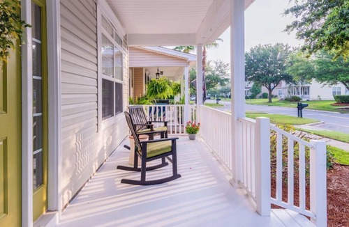 Bluffton House | Calypso Cottage in Old Town Bluffton. Single level home in the heart of historic Old Town