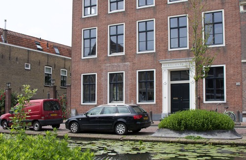 Gouda Apartment | Canal house top floor in historic center Gouda