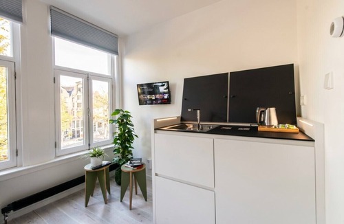 Grachtengordel-West Apartment | Canal-View Studio for 2 · Smart TV · Steps to Anne Frank House, Jordaan
