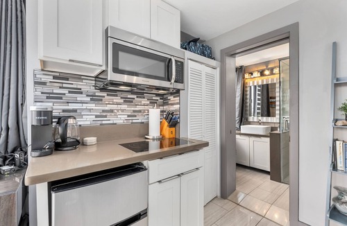Waikiki Apartment | Canoe Palms Waikiki Pool, Hot Tub, Gym, WiFi, AC