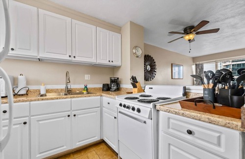 Waikiki Apartment | Central Waikiki Bch Gear, Parking, Kitchen, King