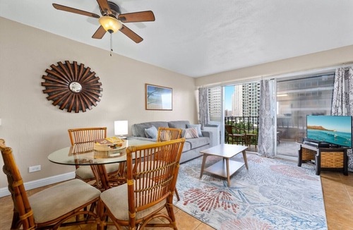 Waikiki Apartment | Central Waikiki Bch Gear, Parking, Kitchen, King