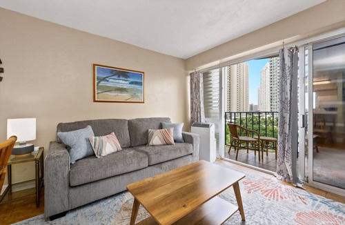 Waikiki Apartment | Central Waikiki Bch Gear, Parking, Kitchen, King