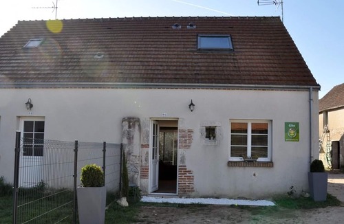 Saint-Hilaire-Saint-Mesmin Cottage | Charming Cottage Near Loire Castles: Cozy Living, Pet-Friendly, Wi-Fi, Outdoor Area