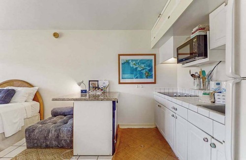 Maunaloa Apartment | Charming 1st-Floor Molokai Studio with Ocean View, Pool & W/D