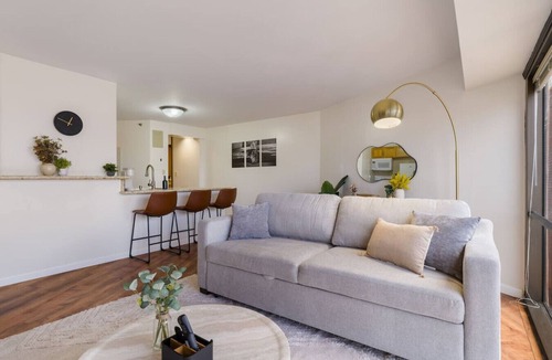 Downtown Honolulu Apartment | Chic Downtown Honolulu Retreat – Free Parking