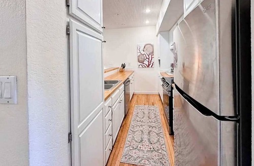 Maunaloa Condo | Colorful Molokai Condo by the Beach with W/D, Lanai & Pool