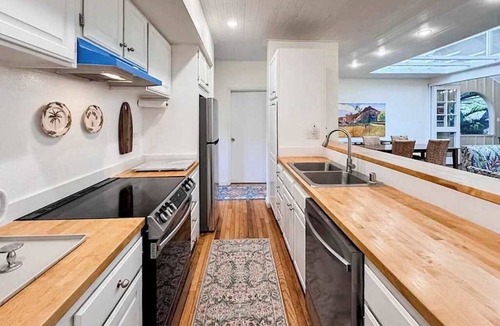 Maunaloa Condo | Colorful Molokai Condo by the Beach with W/D, Lanai & Pool