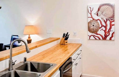 Maunaloa Condo | Colorful Molokai Condo by the Beach with W/D, Lanai & Pool