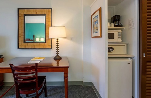 Ala Moana House | Convenient Countryside Stay! 2 Comfortable Units, Pool, Pets Allowed