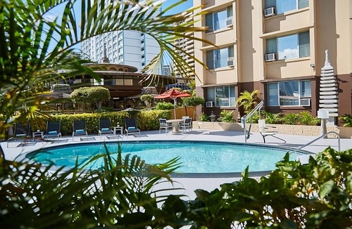 Ala Moana House | Convenient Stay in Hawaii! Onsite Pool, Pets Allowed, Close to Ala Wai Promenade