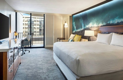 Historic Kailua Village Hotel | Courtyard by Marriott King Kamehameha's Kona Beach Hotel