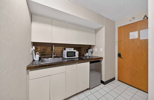 Downtown Honolulu Apartment | Cozy 1-bedroom apartment with Sofa bed and AC in peaceful Honolulu