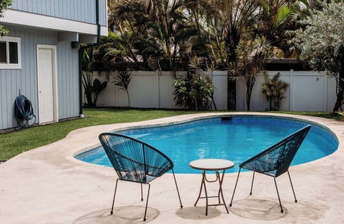 Kalama Tract Apartment | Cozy 2-bedroom apartment in charming Kailua with AC steps from the beach.