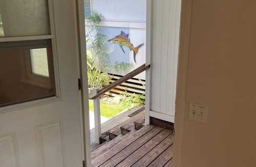 Waialua House | cozy North shore house/near the Sugar Mill, and on the river