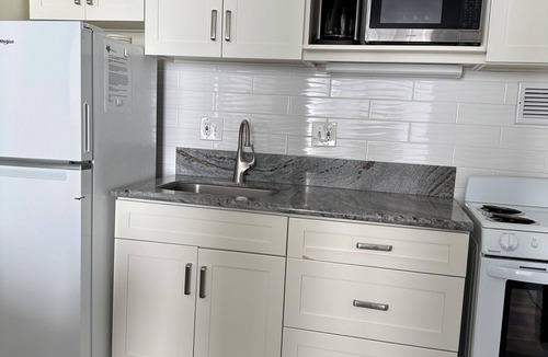 Waikiki Apartment | Cozy Waikiki Apt with FREE parking sleeps 4