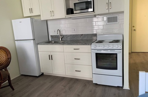 Waikiki Apartment | Cozy Waikiki Apt with FREE parking sleeps 4