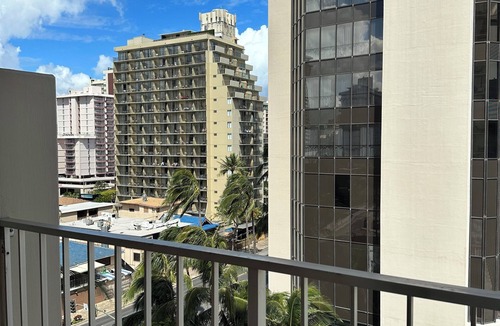 Waikiki Apartment | Cozy Waikiki Apt with FREE parking sleeps 4