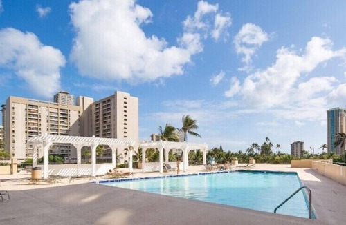 McCully - Moiliili Condo | Delightful Hawaiian Monarch Studio | Pool + Gym