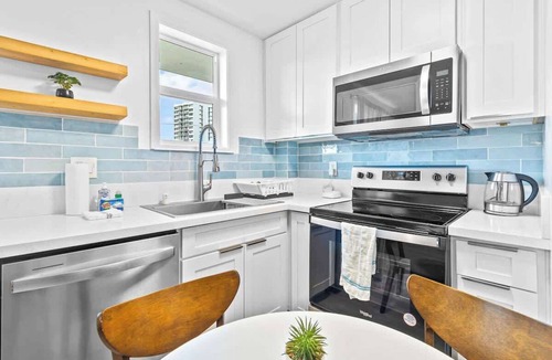 McCully - Moiliili Apartment | Delightful Honolulu Sanctuary Renovated w/Aircon