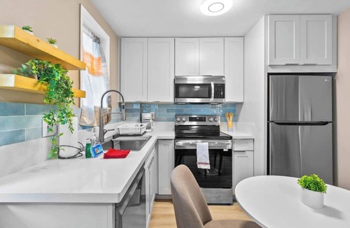 McCully - Moiliili Apartment | Delightful Honolulu Sanctuary Renovated w/Aircon