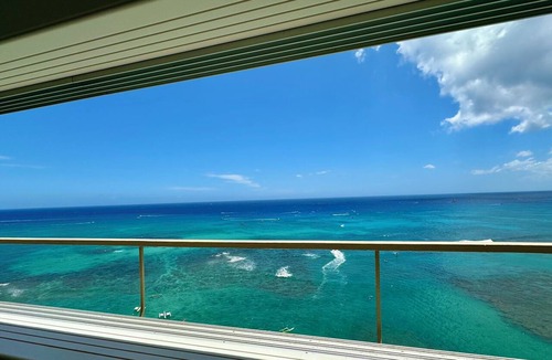 Diamond Head - Kapahulu - St. Louis Condo | Direct Oceanfront 1,000 sq' corner/end 18th floor condominium unit.