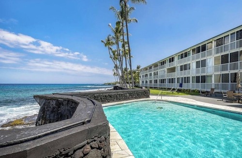 Kahaluu Bay Condo | DIRECT OCEANFRONT SUNSETScrashing waves!Newly remodeled! AUG specials inquire!