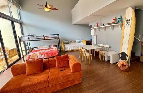 Downtown Honolulu Apartment | Duplex Close to HPU Waikiki Pool Terrace Laundry One and Half Bath for 15person
