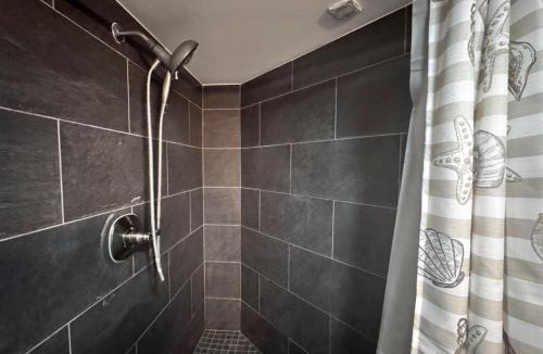 Downtown Honolulu Apartment | Duplex Close to HPU Waikiki Pool Terrace Laundry One and Half Bath for 15person