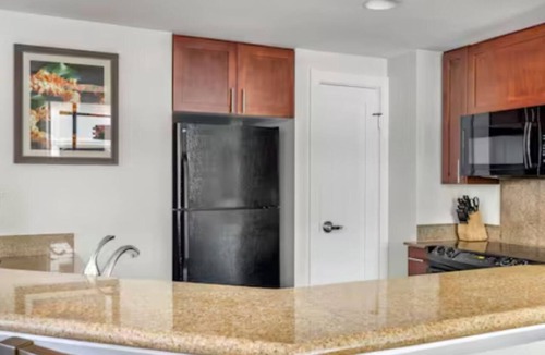 Waikiki Resort | Elevate Your Hawaiian Getaway at Lagoon Tower by Hilton – 2 Bedroom Ocean View
