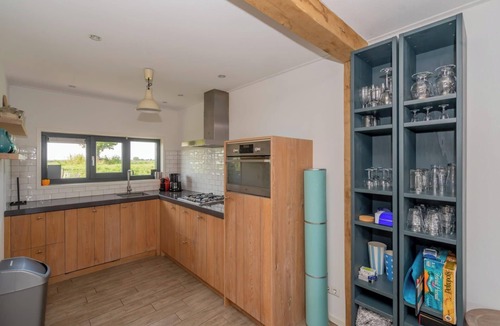 De Heen House | Enjoy a wonderful stay in this stylish waterfront villa for 6 people, situated in a unique location