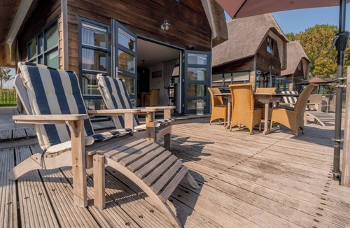 De Heen House | Enjoy a wonderful stay in this stylish waterfront villa for 6 people, situated in a unique location