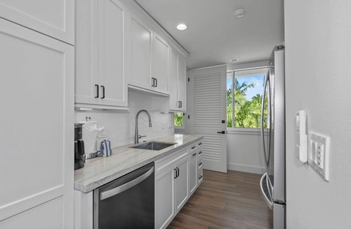 Historic Kailua Village Villa | Enjoy staying right on Keiki beach. Walking distance to the Ironman start!