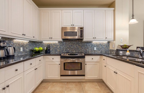 Kulalani Condo | Experience luxury at Mauna Lani's Palm Leaf condo, a spacious 2BR retreat in Kamuela.