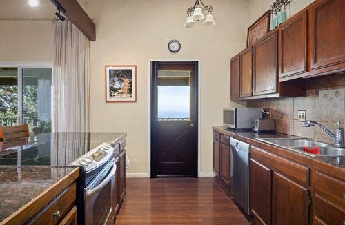 Honaunau-Napoopoo House | Experience ocean views at Hale Mauka, a spacious 3-bedroom retreat in Captain Cook, HI.