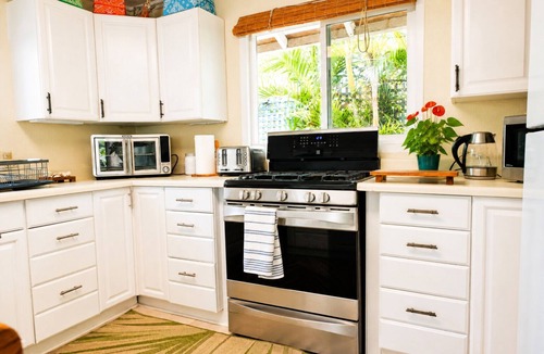Waimanalo Beach Ski Chalet | Extended-Stay Beach Retreat with Newly built guest wing Sleeps 7 beach access