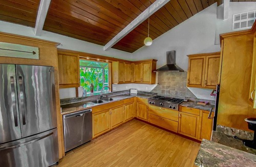 Kahaluu Bay House | Fabulous Kona 11 bedrooms for 34 with pool and hot tub!