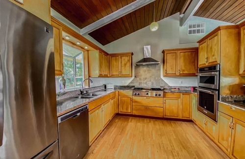 Kahaluu Bay House | Fabulous Kona 11 bedrooms for 34 with pool and hot tub!