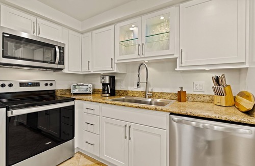 Kihei Condo | Family friendly condo, bright and beachy, walk to the beach! AC, pool, hot tub!