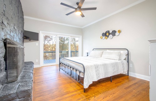 Lenoir City House | Family friendly Lakefront Home on a Wooded Lot - 30 min. to downtown Knoxville