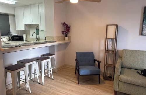 McCully - Moiliili Apartment | Fantastic 2-bedroom apartment sleeps 7 with FREE Parking in Waikiki