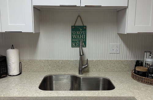McCully - Moiliili Apartment | Fantastic 2-bedroom apartment sleeps 7 with FREE Parking in Waikiki