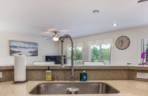 Keaau House | Fantastic vacation home with large lanai, private washer/dryer, and WiFi