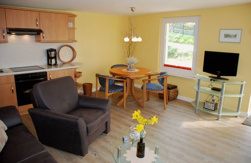 Seedorf Cottage | Ferienapparetement Neuensiener See - Holiday apartments under a thatched roof with
