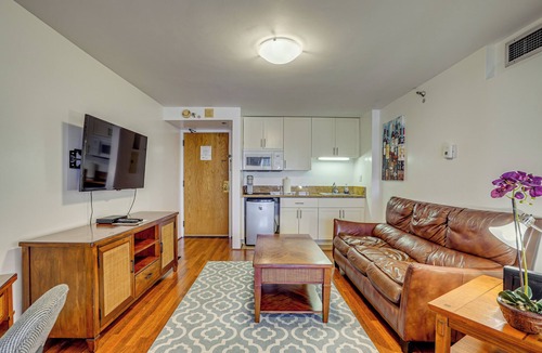 Downtown Honolulu Apartment | Free Parking Pool Harbor View Access Honolulu Gem!