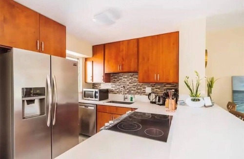 McCully - Moiliili Apartment | FREE parking, w pool, surfboard! NEW RENO! Fits 6