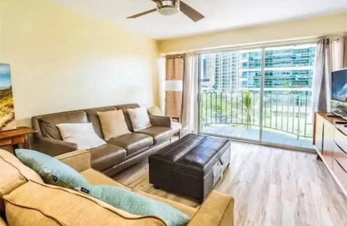 McCully - Moiliili Apartment | FREE parking, w pool, surfboard! NEW RENO! Fits 6
