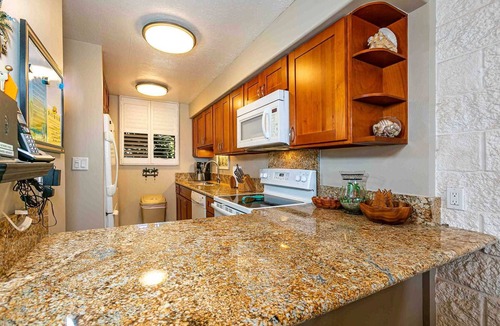 Maalaea Condo | Front-Row Ocean View retreat, Whales, Sunsets, Steps to Beach, Kanai A Nalu #319
