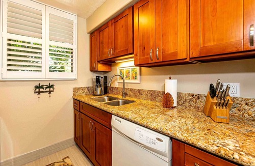 Maalaea Condo | Front-Row Ocean View retreat, Whales, Sunsets, Steps to Beach, Kanai A Nalu #319