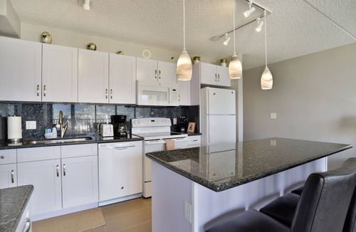 Waikiki Apartment | Fully Remodeled Unit with Free Parking, Swimming Pool, Hottub, Sauna and More